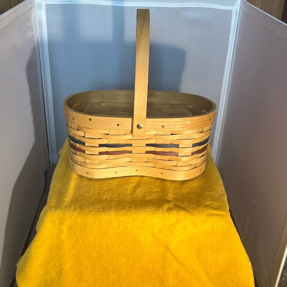 Peterboro basket with swing handle